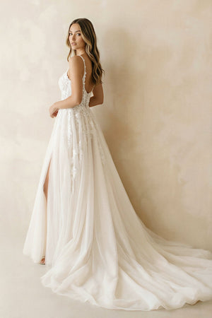 A Line Sweetheart Tulle Wedding Dresses with Appliques in White - SHE IS ME Wedding Dresses