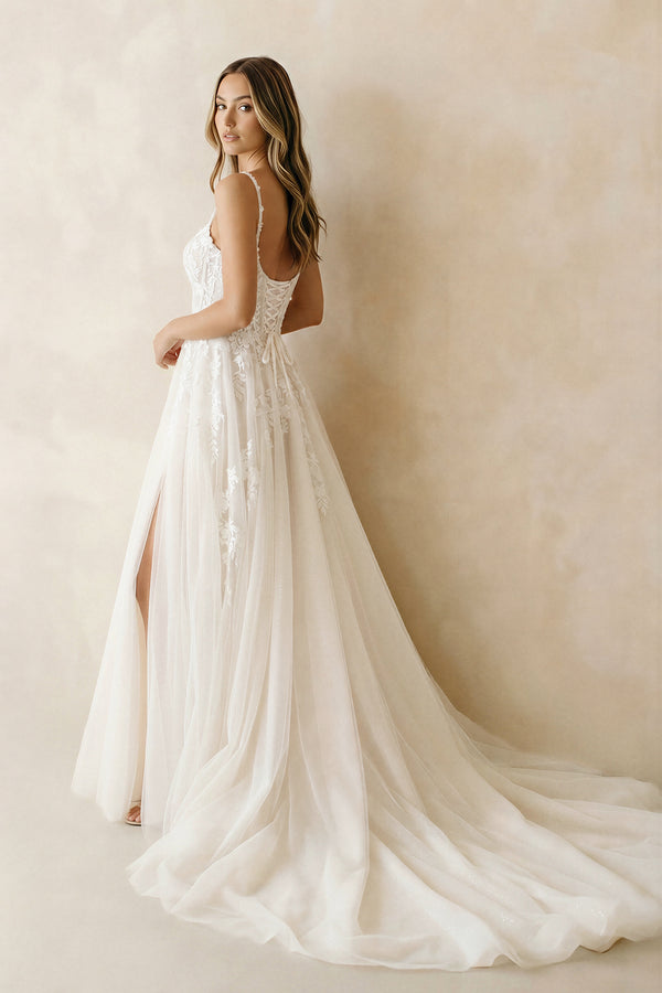 A Line Sweetheart Tulle Wedding Dresses with Appliques in White